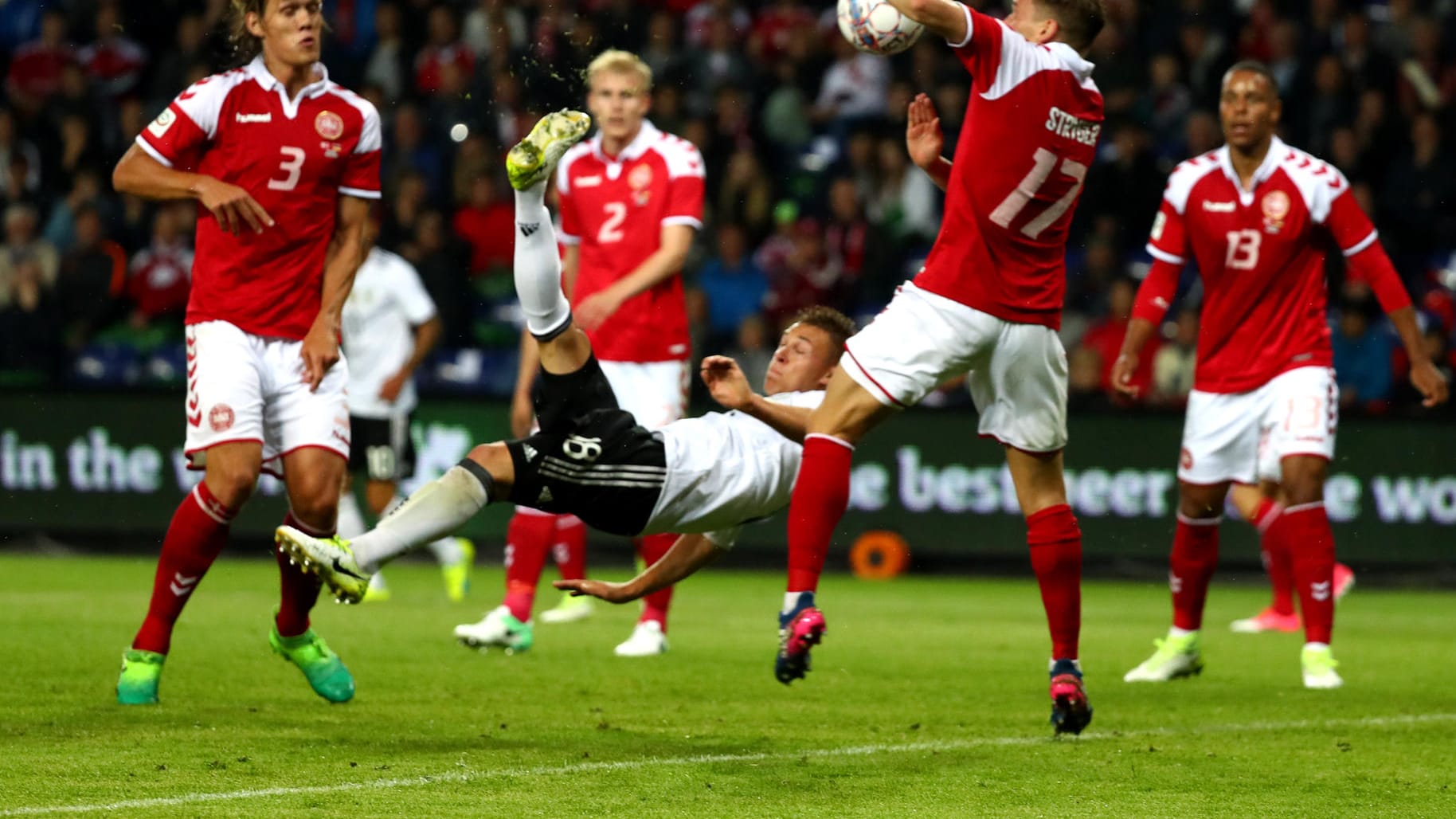 Joshua Kimmich (M.) traf dank einer artistischen Einlage zum 1:1.