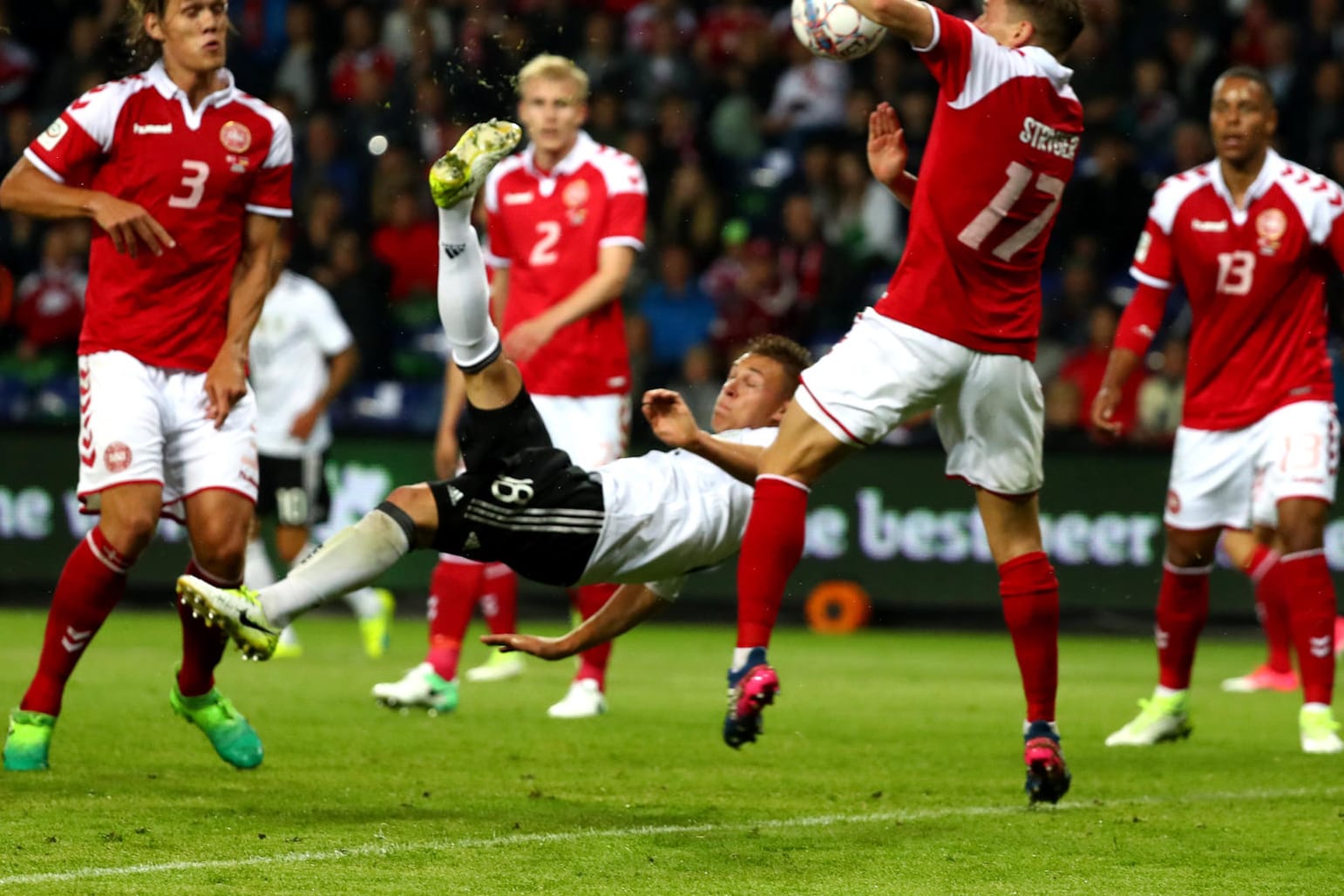 Joshua Kimmich (M.) traf dank einer artistischen Einlage zum 1:1.