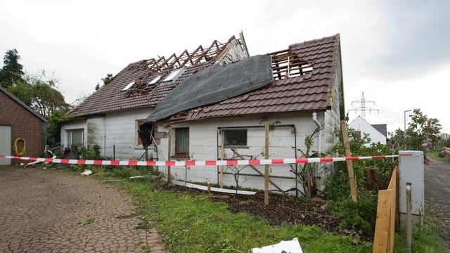 Kommt es nach einem Unwetter zu Schäden am Haus, sollten Besitzer Bilder von den betroffenen Stellen machen - am besten aus verschiedenen Perspektiven.