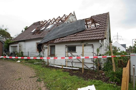 Kommt es nach einem Unwetter zu Schäden am Haus, sollten Besitzer Bilder von den betroffenen Stellen machen - am besten aus verschiedenen Perspektiven.