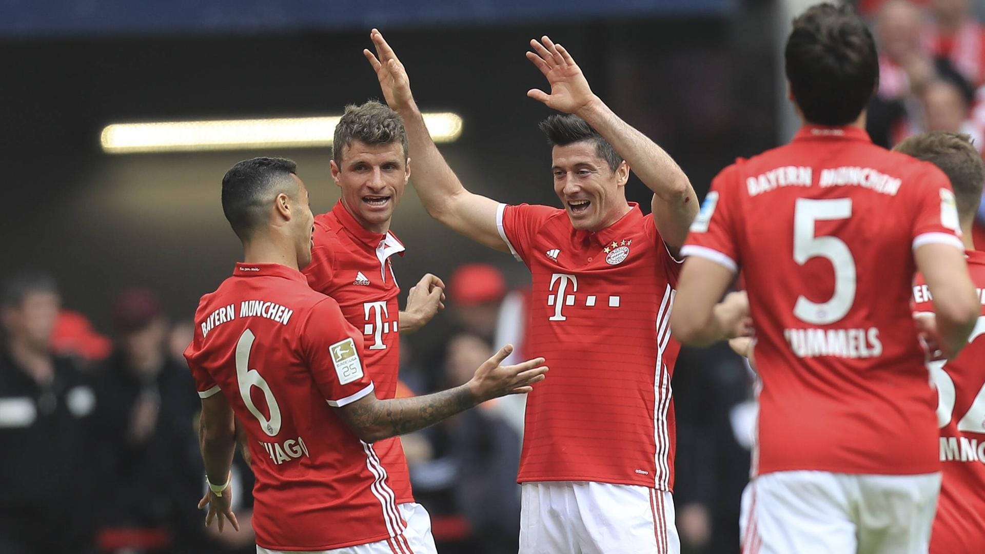 Jubel bei den Bayern um Thiago, Thomas Müller und Robert Lewandowski (v. li.).