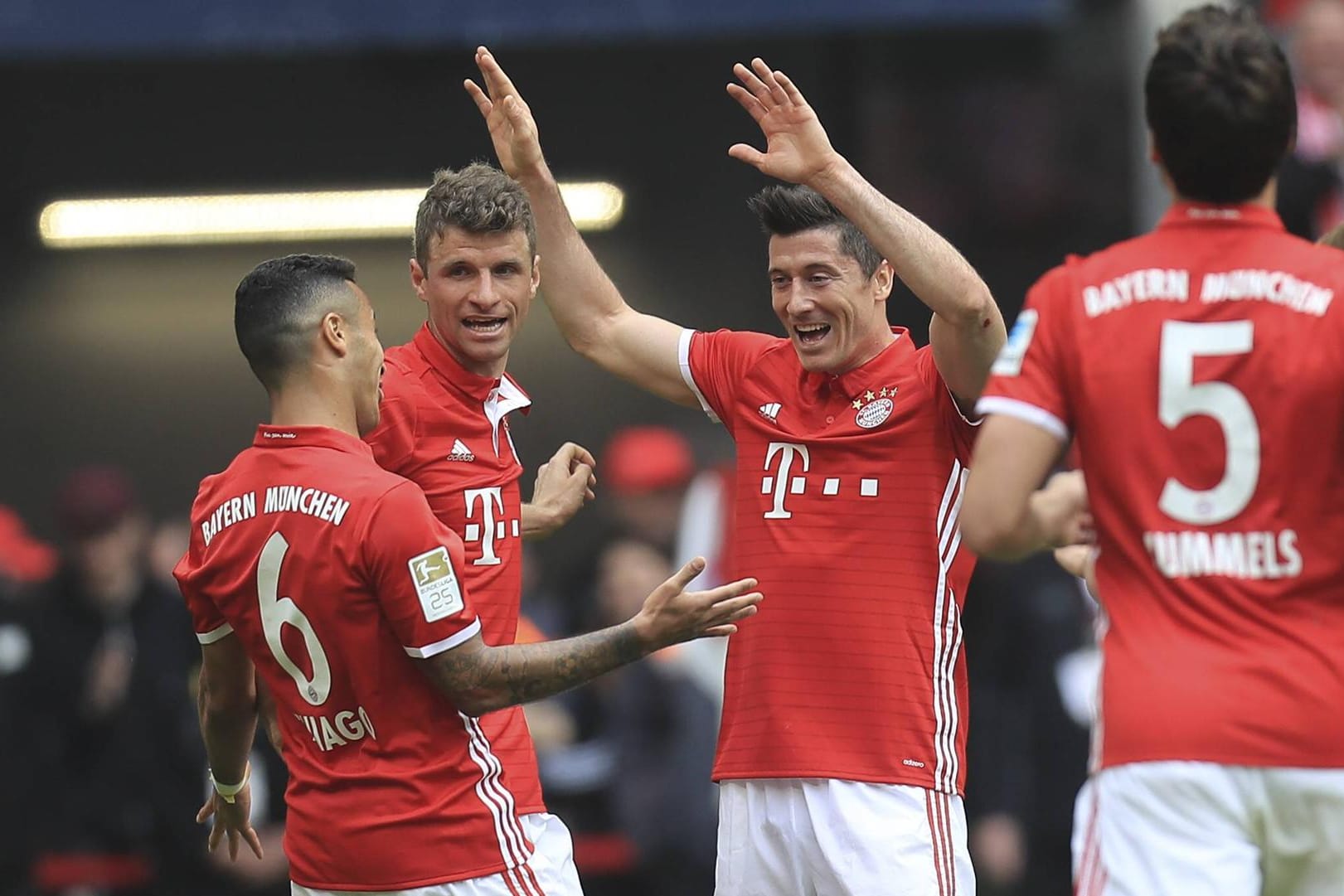 Jubel bei den Bayern um Thiago, Thomas Müller und Robert Lewandowski (v. li.).