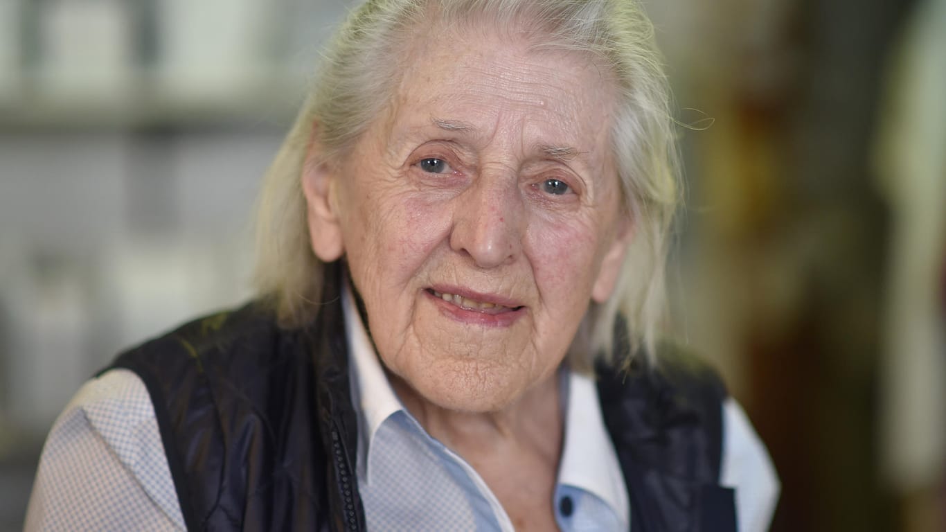 Bis zu ihrem 98. Geburtstag im August will Therese Schmid weiterhin fünf Tage die Woche in ihrem vor 62 Jahren eröffneten Dessousladen stehen.