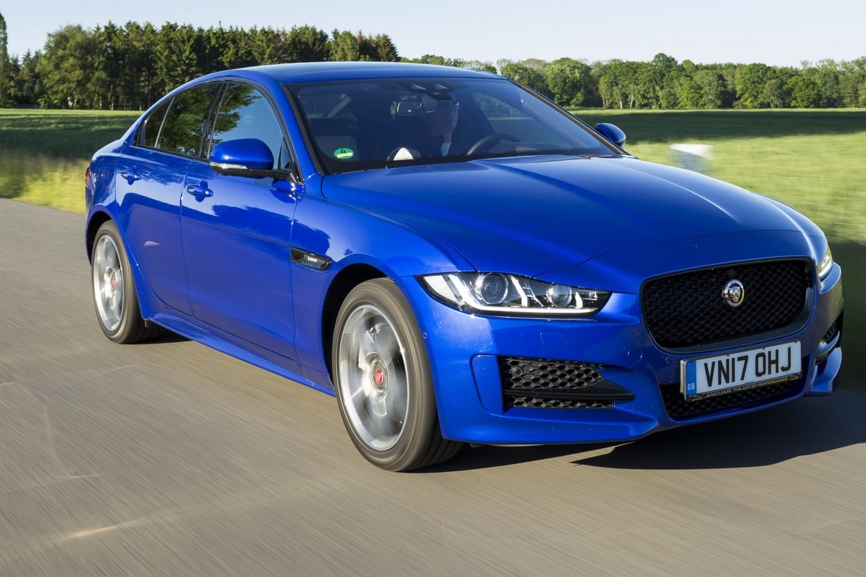 Der Jaguar XE 25 T kämpft gegen etablierte Konkurrenten wie den BMW 330i.