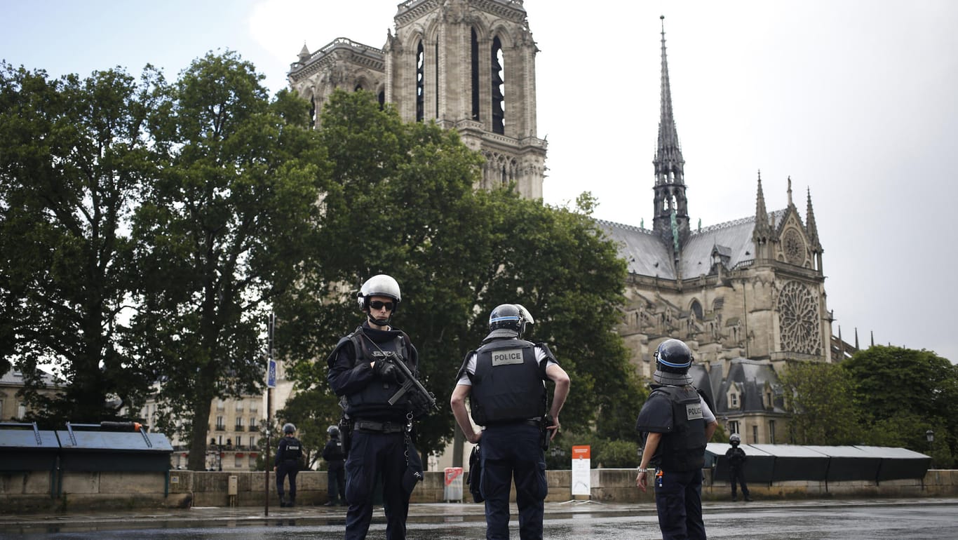 Vor der Kathedrale Notre-Dame in Paris griff ein Mann Polizisten mit einem Hammer an und wurde daraufhin niedergeschossen.