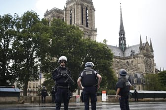 Vor der Kathedrale Notre-Dame in Paris griff ein Mann Polizisten mit einem Hammer an und wurde daraufhin niedergeschossen.