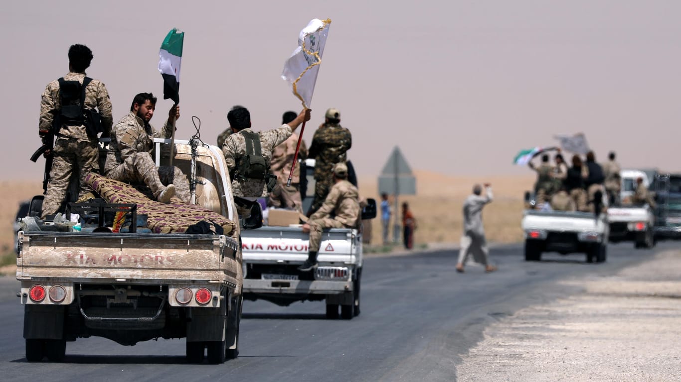 Kämpfer der Syrischen Demokratischen Kräfte (SDF) rücken auf Rakka vor.