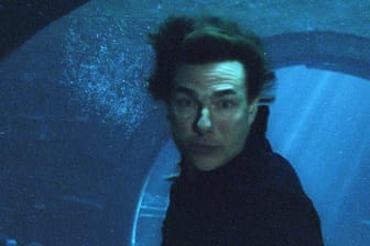 Tom Cruise taucht als Nick Morton in einer Szene des Films unter einen Steinbogen.