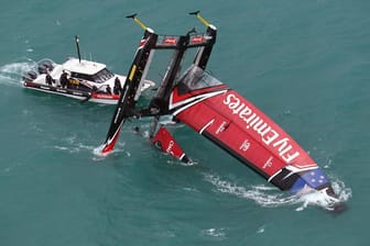 Die Crew-Mitglieder vom Team New Zealand blieben bei Unfall glücklicherweise unverletzt.