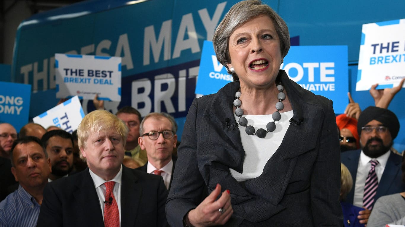 Premierministerin Theresa May spricht im Vorfeld der Parlamentswahl in Großbritannien auf einer Wahlveranstaltung in Slough.