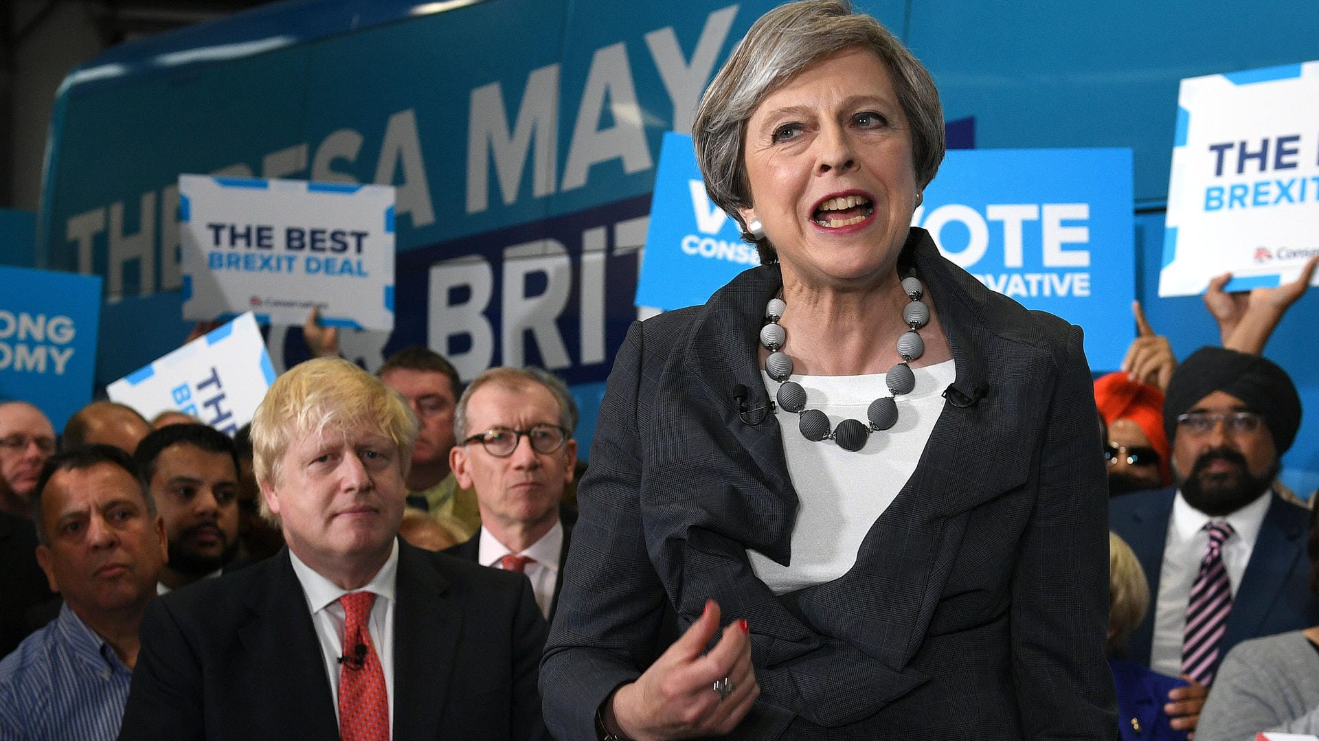 Premierministerin Theresa May spricht im Vorfeld der Parlamentswahl in Großbritannien auf einer Wahlveranstaltung in Slough. Premierministerin Theresa May spricht im Vorfeld der Parlamentswahl in Großbritannien auf einer Wahlveranstaltung in Slough.