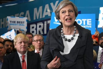 Premierministerin Theresa May spricht im Vorfeld der Parlamentswahl in Großbritannien auf einer Wahlveranstaltung in Slough.