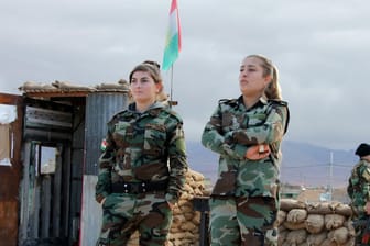 Kurdische Kämpferinnen in einem Stützpunkt im Nordirak.
