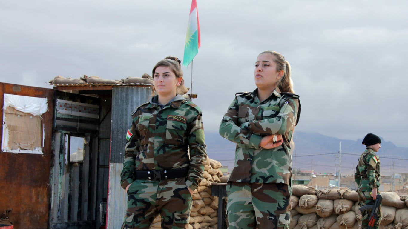 Kurdische Kämpferinnen in einem Stützpunkt im Nordirak.
