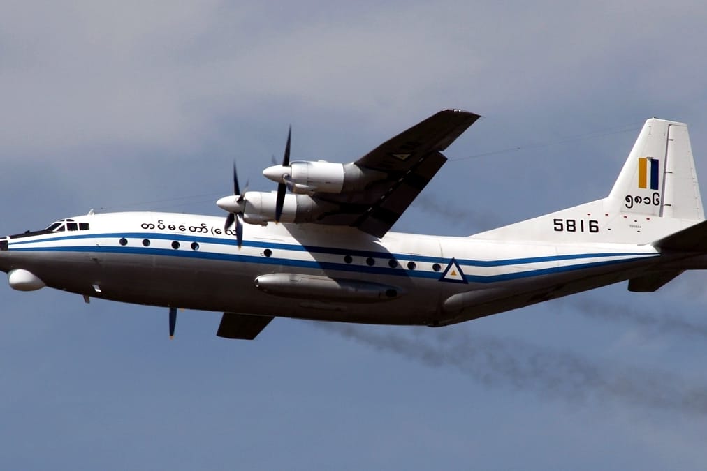 Ein Flugzeug des Typs Shaanxi Y-8 der Luftwaffe von Myanmar.
