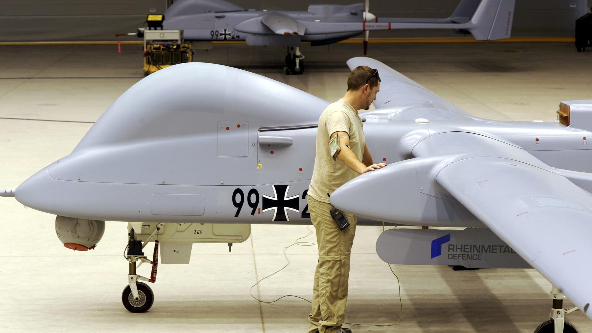 Ein Bundeswehrtechniker arbeitet an einer Aufklärungsdrohe vom Typ Heron 1.