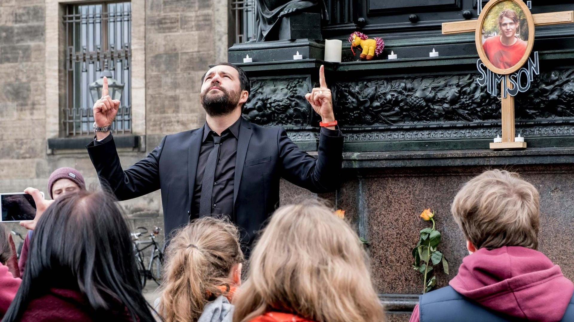 Internet-Manager Cord (Daniel Wagner) beim "Social Mourning“: "Wir würden uns freuen, wenn Ihr ultramäßig reinklickt".