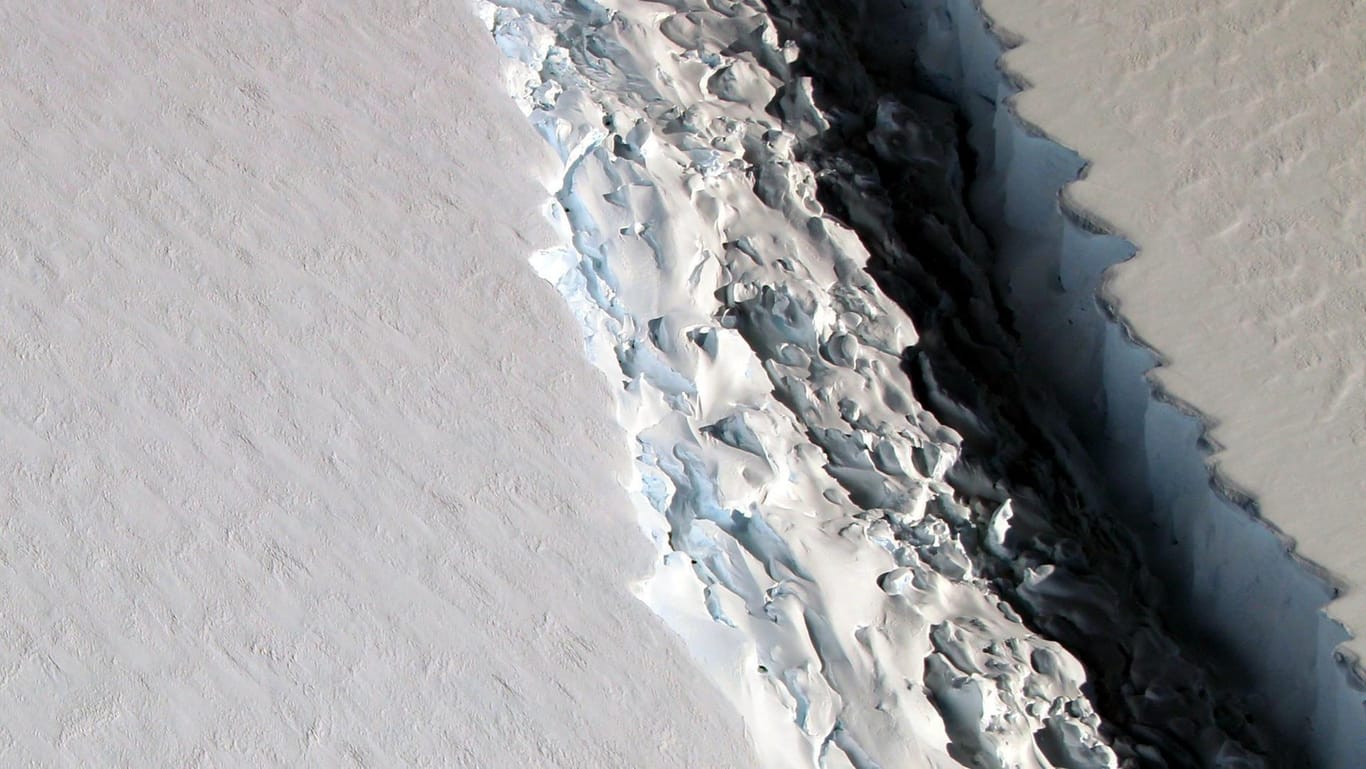 Die Aufnahme aus November 2016 zeigte bereits den gewaltigen Riss im Larsen-C-Schelfeis in der Antarktis.