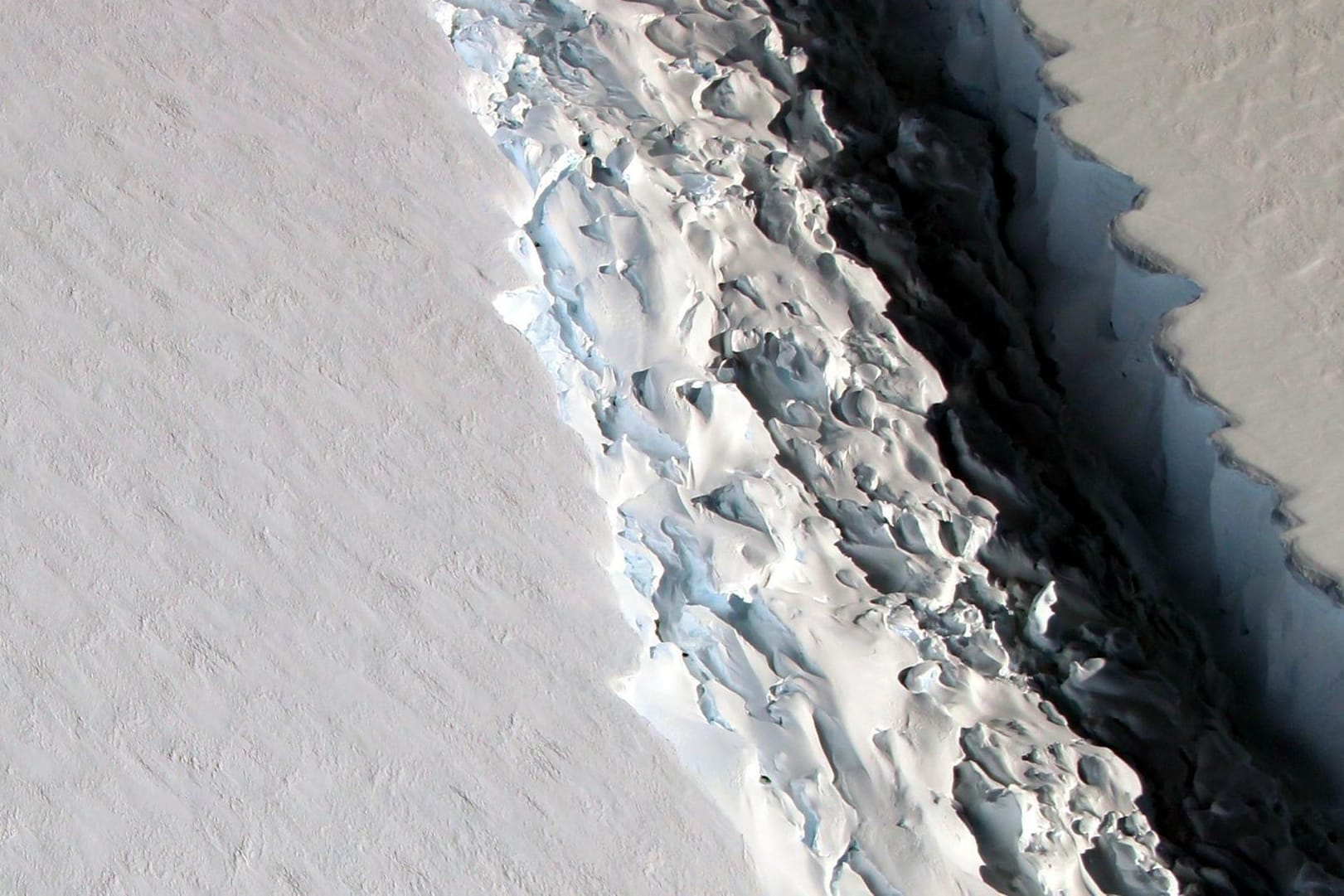 Die Aufnahme aus November 2016 zeigte bereits den gewaltigen Riss im Larsen-C-Schelfeis in der Antarktis.