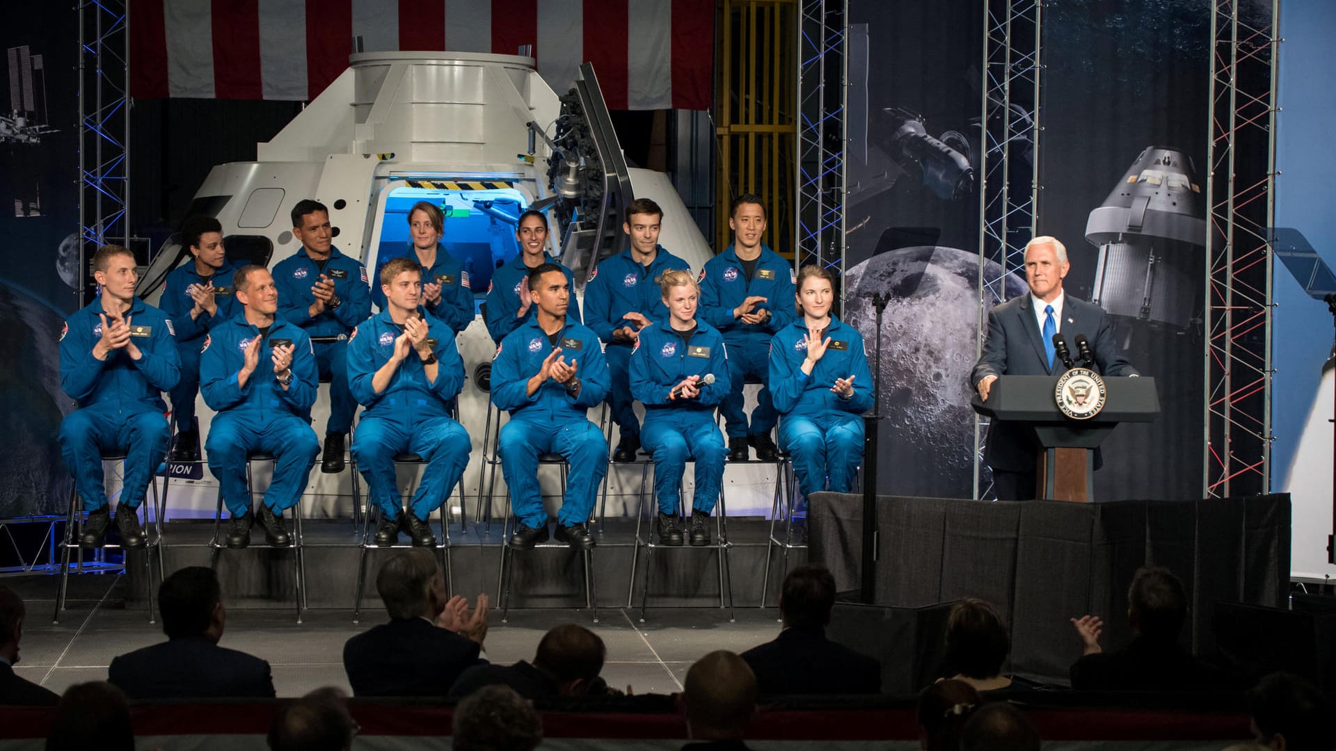 Die neuen Astronauten im Alter zwischen 29 und 42 Jahren waren zuvor in medizinischen, wissenschaftlichen und technischen Berufen tätig. Die neuen Astronauten im Alter zwischen 29 und 42 Jahren waren zuvor in medizinischen, wissenschaftlichen und technischen Berufen tätig.