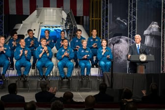 Die neuen Astronauten im Alter zwischen 29 und 42 Jahren waren zuvor in medizinischen, wissenschaftlichen und technischen Berufen tätig.