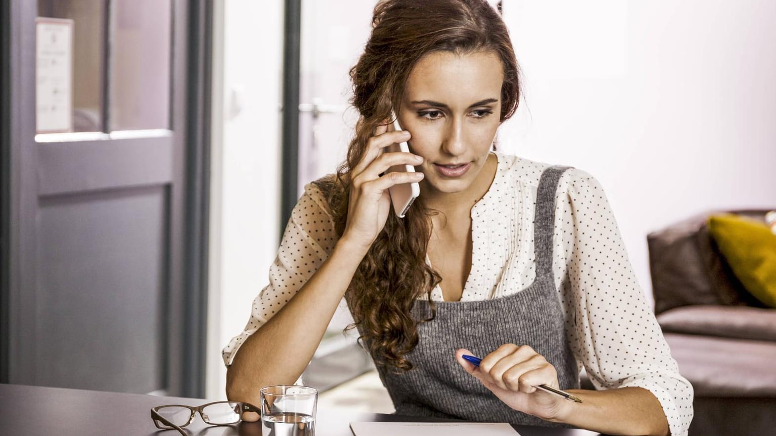 Frau mit Smartphone