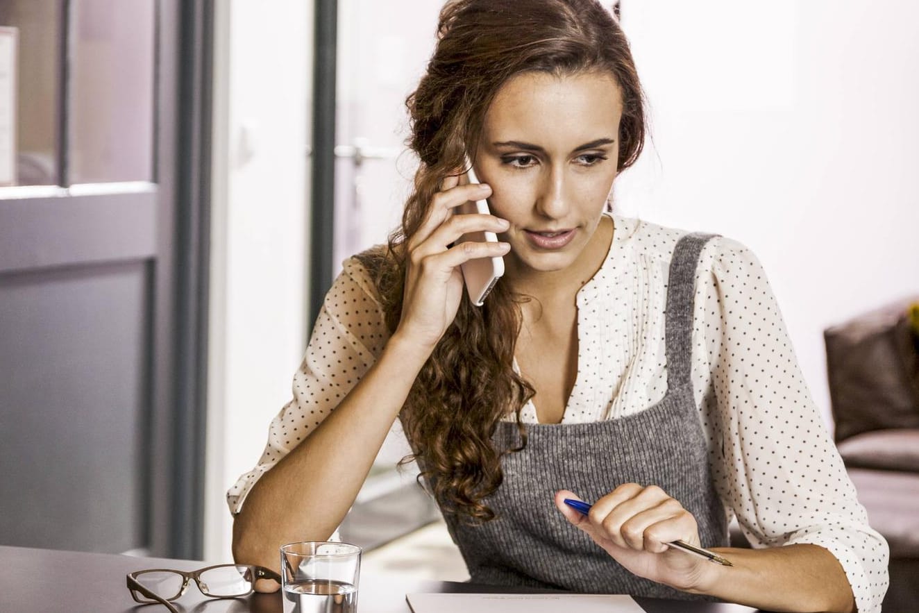 Frau mit Smartphone