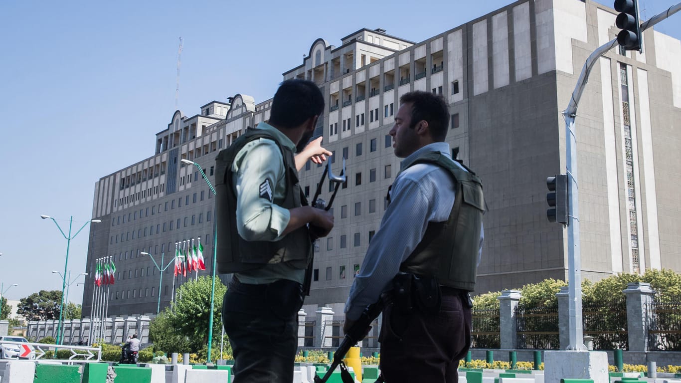 Nach dem Anschlag in Teheran bewachen Polizisten das Parlamentsgebäude.