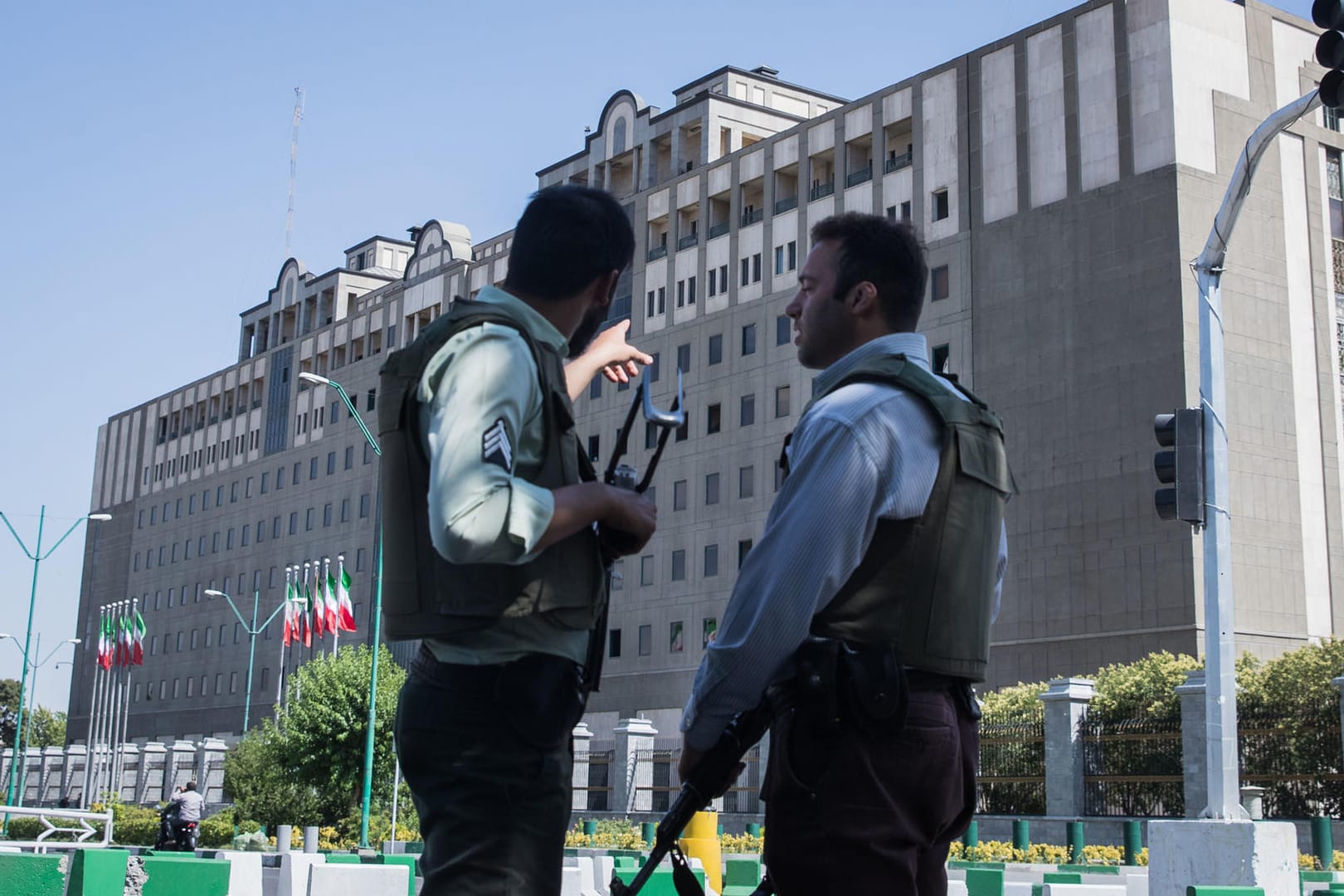 Nach dem Anschlag in Teheran bewachen Polizisten das Parlamentsgebäude.