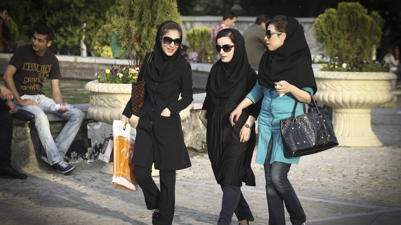 Nach der Islamischen Revolution 1979 wurde der Hijab für Frauen im Iran in der Öffentlichkeit zur Pflicht.