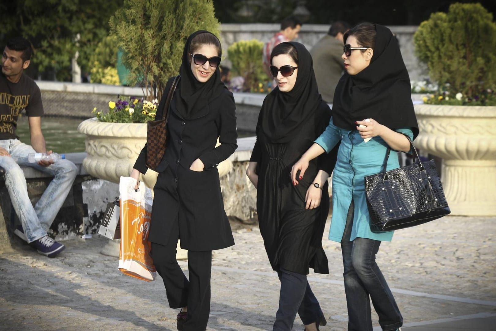 Nach der Islamischen Revolution 1979 wurde der Hijab für Frauen im Iran in der Öffentlichkeit zur Pflicht.