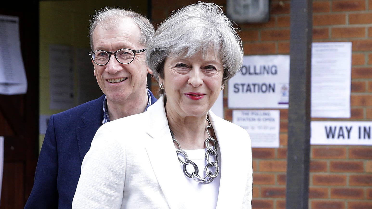 Theresa May und ihr Ehemann Philip nach dem Wahlgang in Maidenhead.