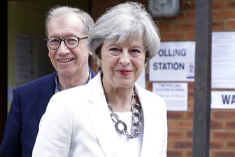 Theresa May und ihr Ehemann Philip nach dem Wahlgang in Maidenhead.