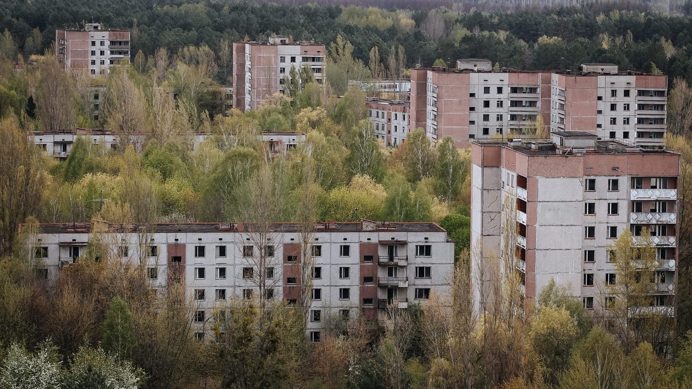 Hochhäuser in der verlassenen Stadt Prypjat, die nahe des verunglückten Kernkraftwerks Tschernobyl liegt.