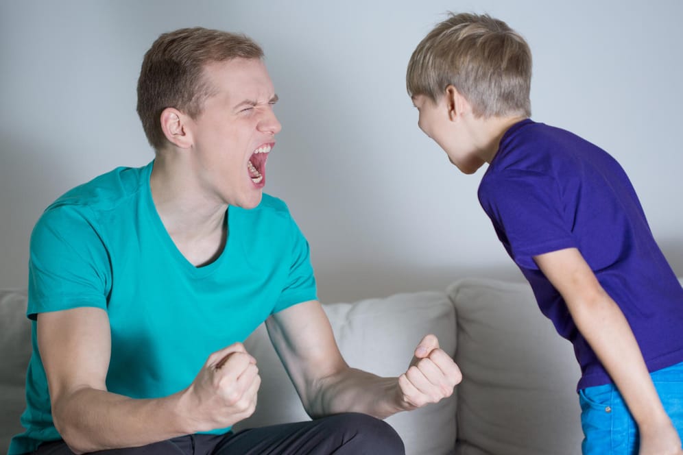 Ein Mann und ein Junge schnauzen sich an: Wenn Eltern und Kinder nicht gleicher Meinung sind, kracht es schon mal in der Familie.