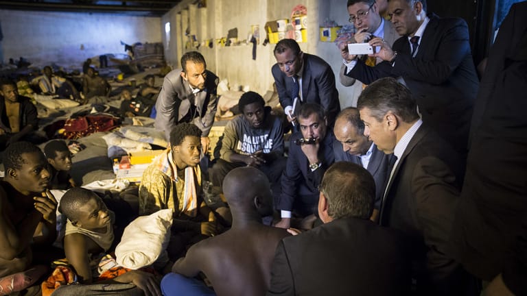 Sigmar Gabriel (2.v.r.) besucht ein Auffanglager für Flüchtlinge gemeinsam mit Martin Kobler , Libyen-Sondergesandter des UN-Generalsekretaers, und Othman Belbeisi, Leiter der Libyen-Mission der Internationalen Organisation für Migration, in Tripolis, Libyen.