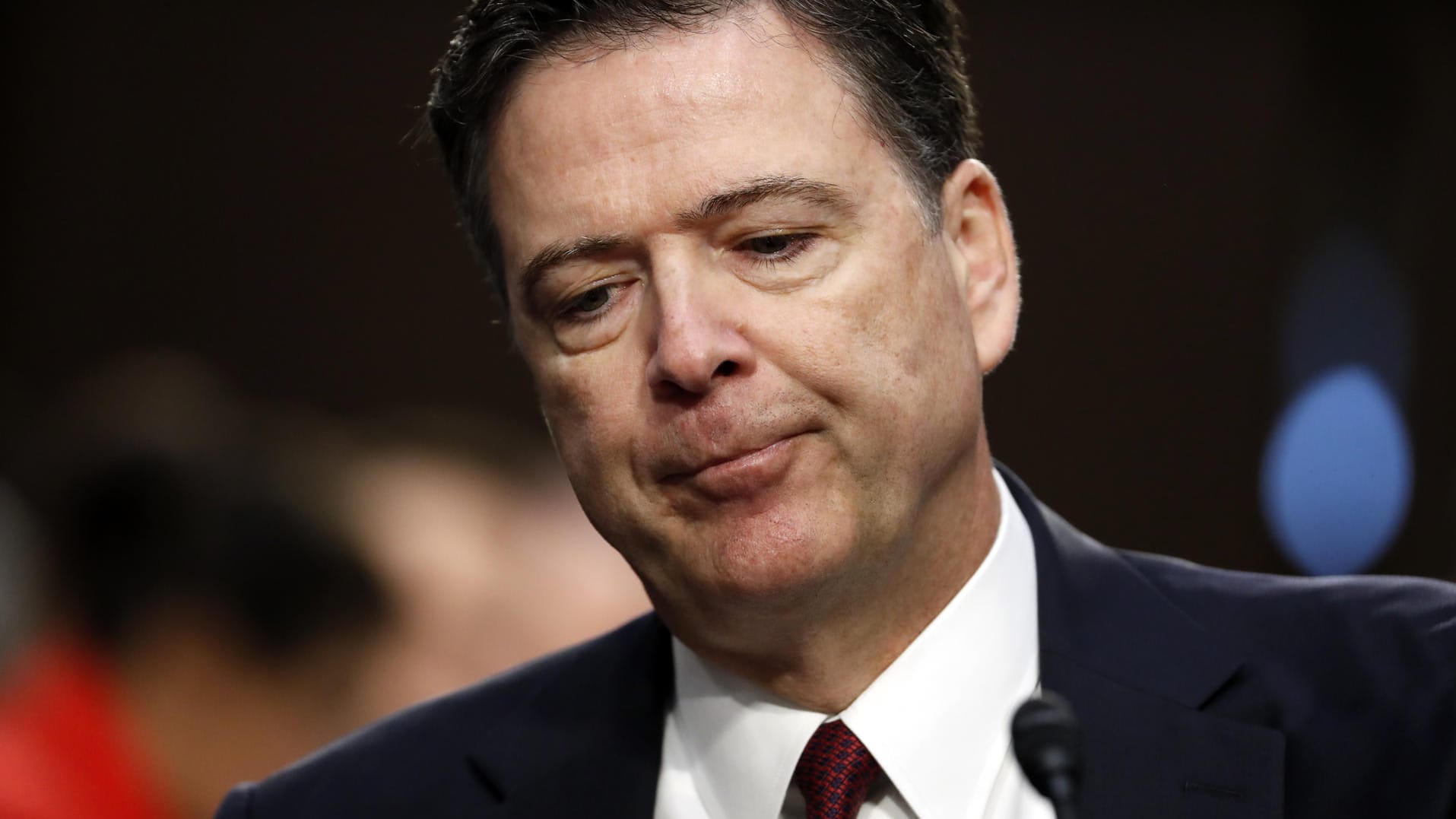 Der frühere FBI-Chef James comey stellt sich den Fragen des Auschusses.