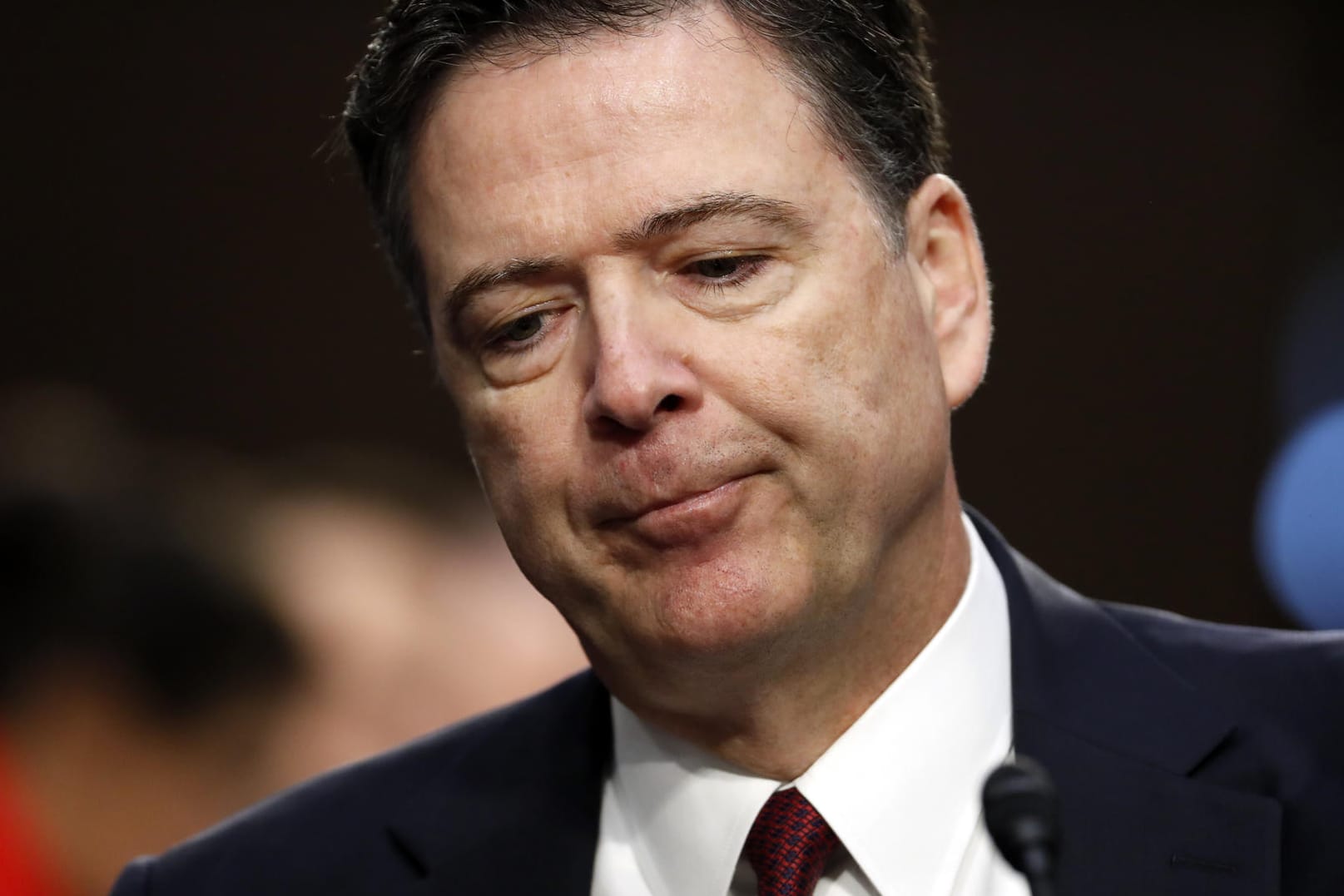 Der frühere FBI-Chef James comey stellt sich den Fragen des Auschusses.