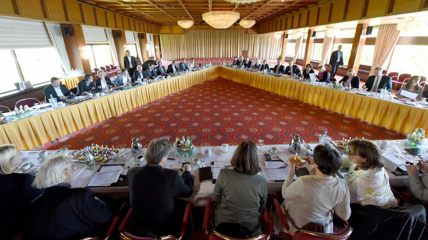 Die Verhandlungsgruppen von FDP (l), CDU (r) und Bündnis 90/Die Grünen (vorne) kamen am 24.05.2017 in Kiel (Schleswig-Holstein) zu den ersten Verhandlungen über eine «Jamaika»-Koalition zusammen.