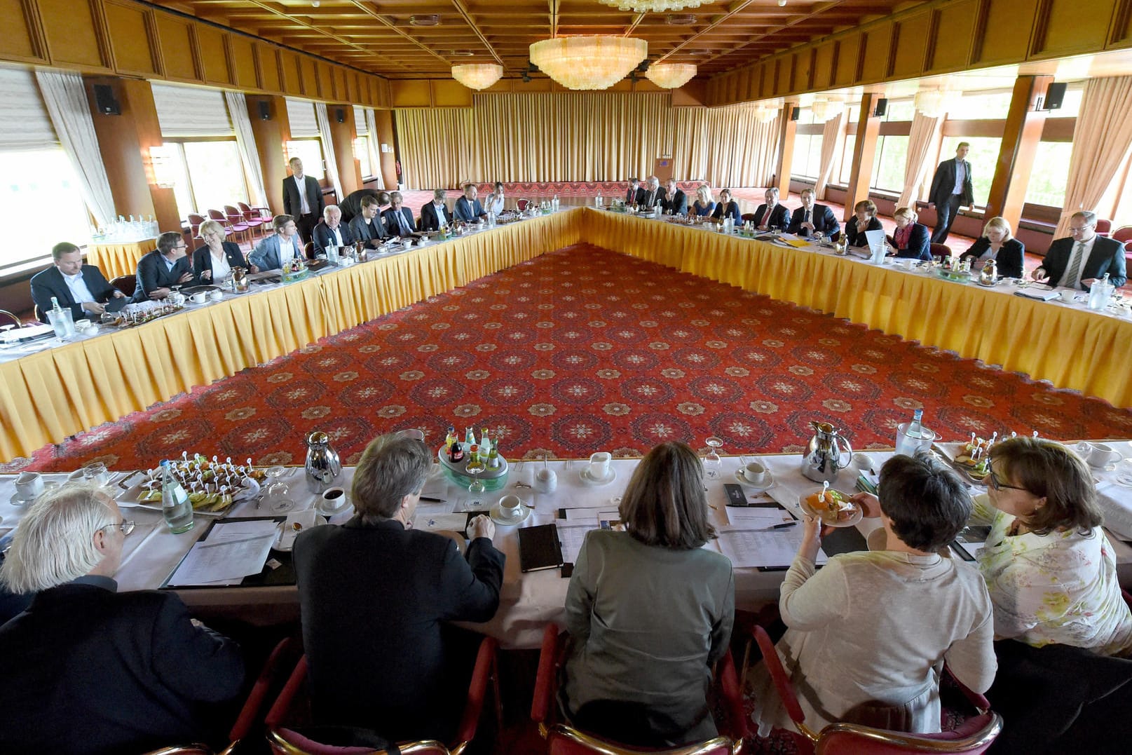 Die Verhandlungsgruppen von FDP (l), CDU (r) und Bündnis 90/Die Grünen (vorne) kamen am 24.05.2017 in Kiel (Schleswig-Holstein) zu den ersten Verhandlungen über eine «Jamaika»-Koalition zusammen.