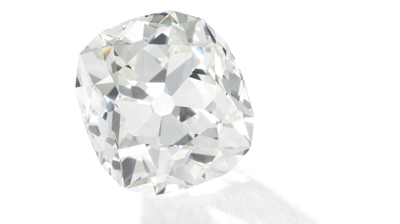 Der «Tenner» Diamant, ursprünglich für nur 10 Pfund in den 80er Jahren erworben, verkaufte sich für 656,750 Pfund am bei Sotheby's in London.