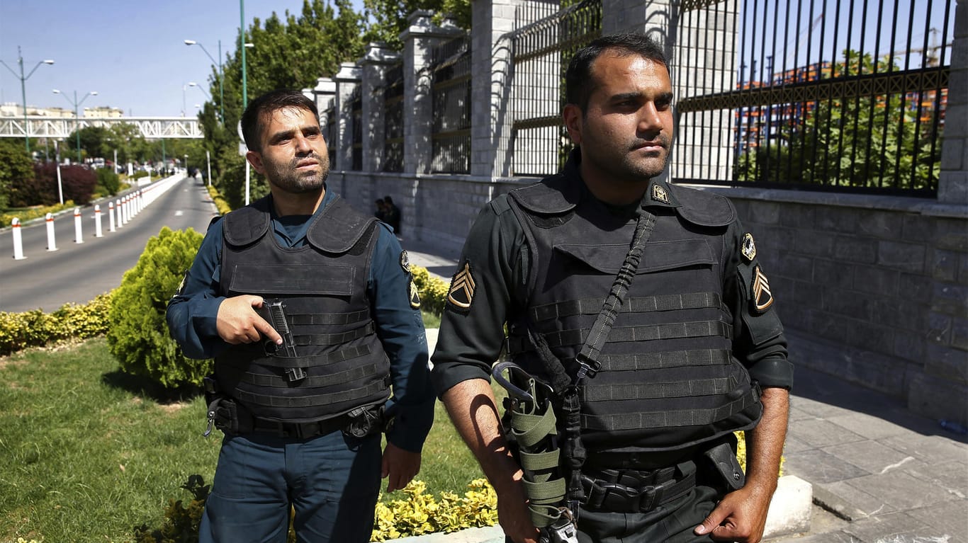 Iranische Polizisten am Parlament in Teheran.