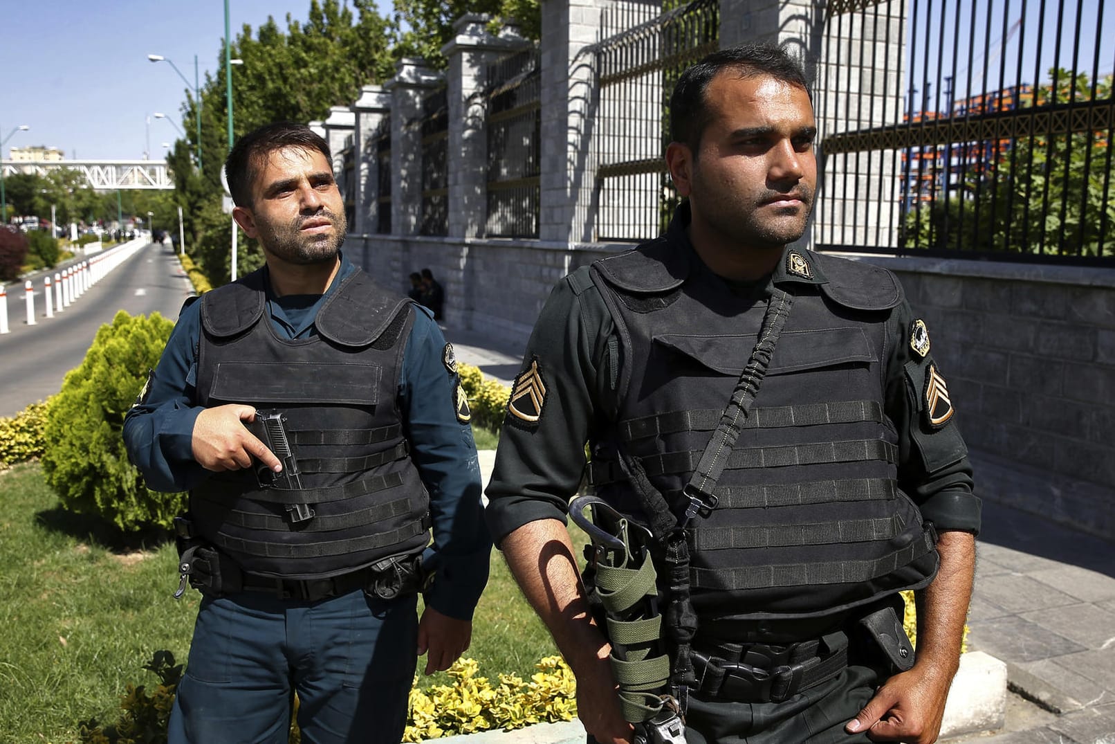 Iranische Polizisten am Parlament in Teheran.