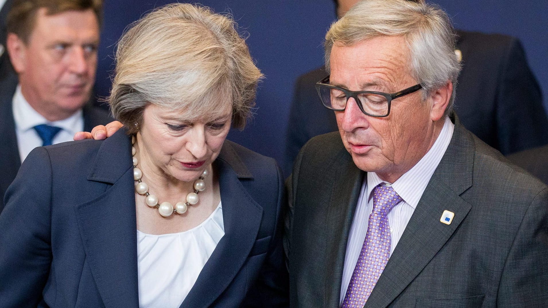 Theresa May im Gespräch mit EU-Kommissionspräsident Jean-Claude Juncker.