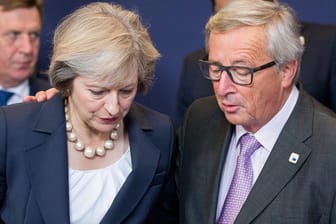 Theresa May im Gespräch mit EU-Kommissionspräsident Jean-Claude Juncker.