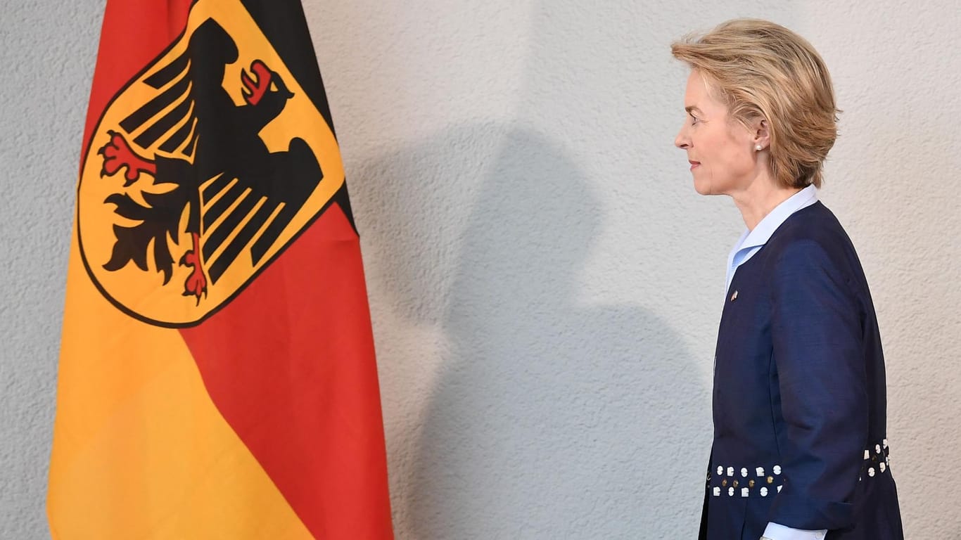 Von der Leyen mit der Deutschlandfahne - als Verteidigungsministerin scheint sie erst einmal diskreditiert.