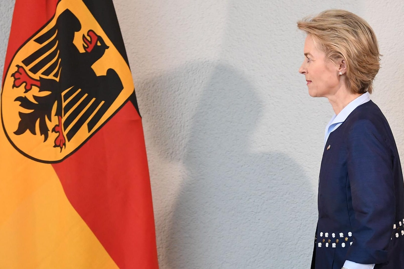Von der Leyen mit der Deutschlandfahne - als Verteidigungsministerin scheint sie erst einmal diskreditiert.