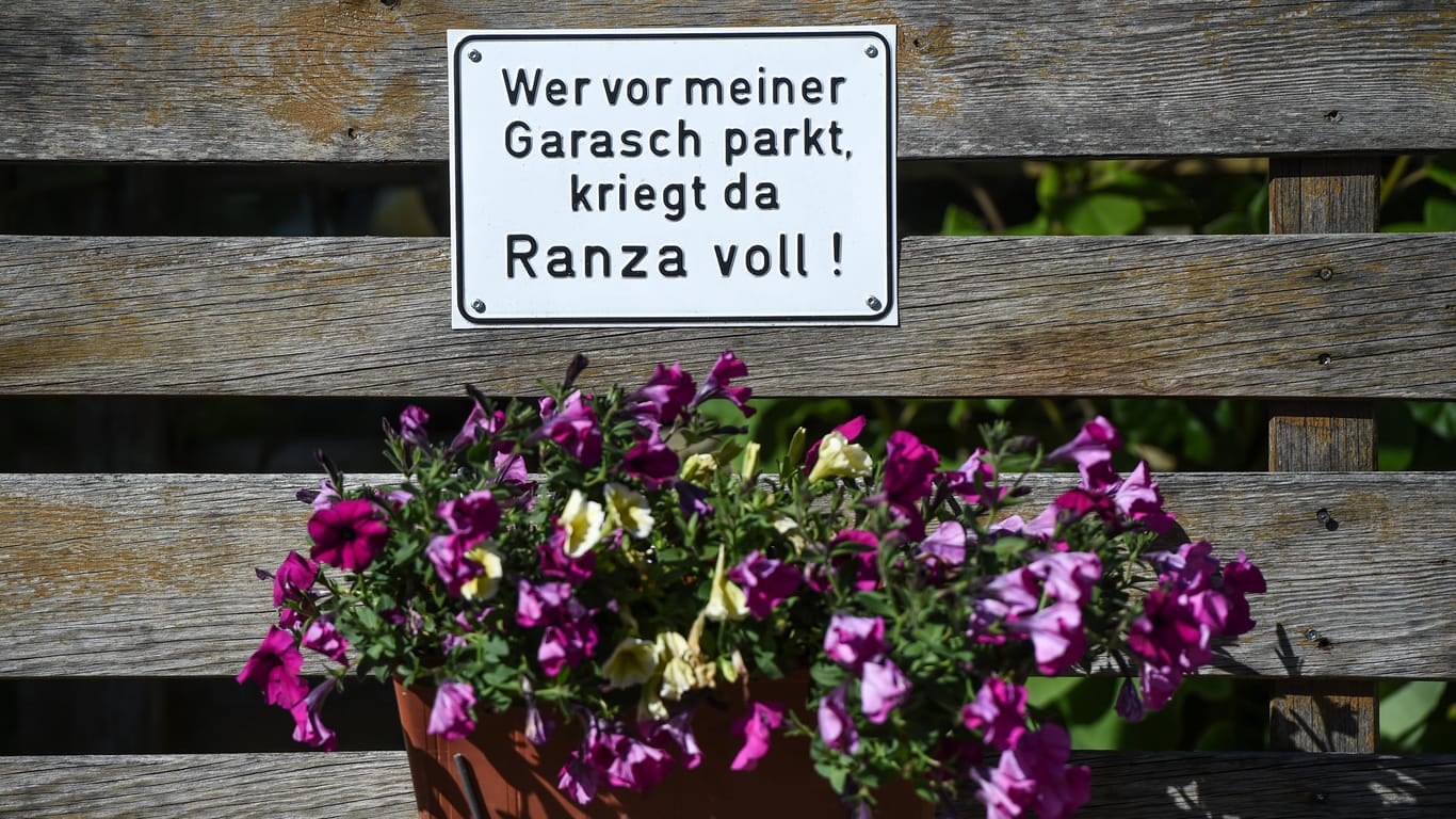 Das Schild mit der Aufschrift in schwäbischer Mundart hängt an der Einfahrt eines Wohnhauses und soll Falschparker vor möglichen Konsequenzen warnen.