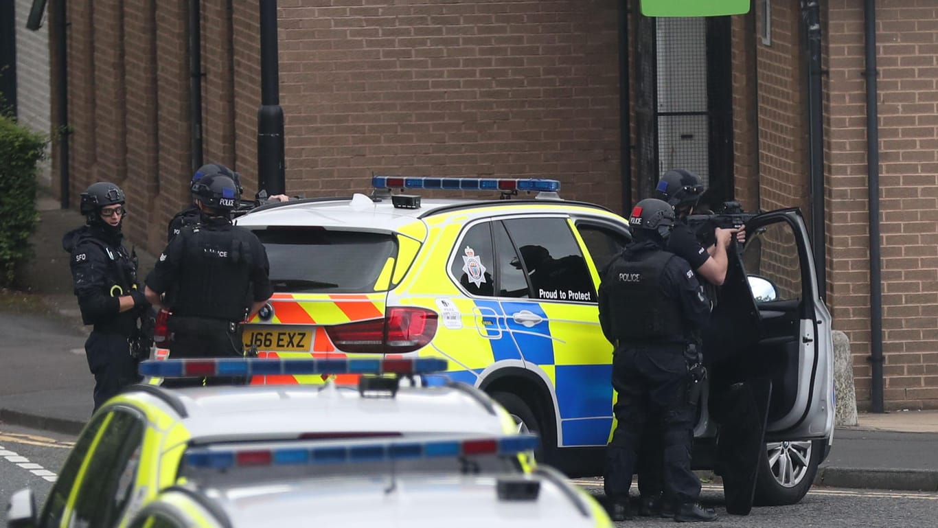 Schwer bewaffnete Polizisten vor dem Jobcenter in Newcastle.
