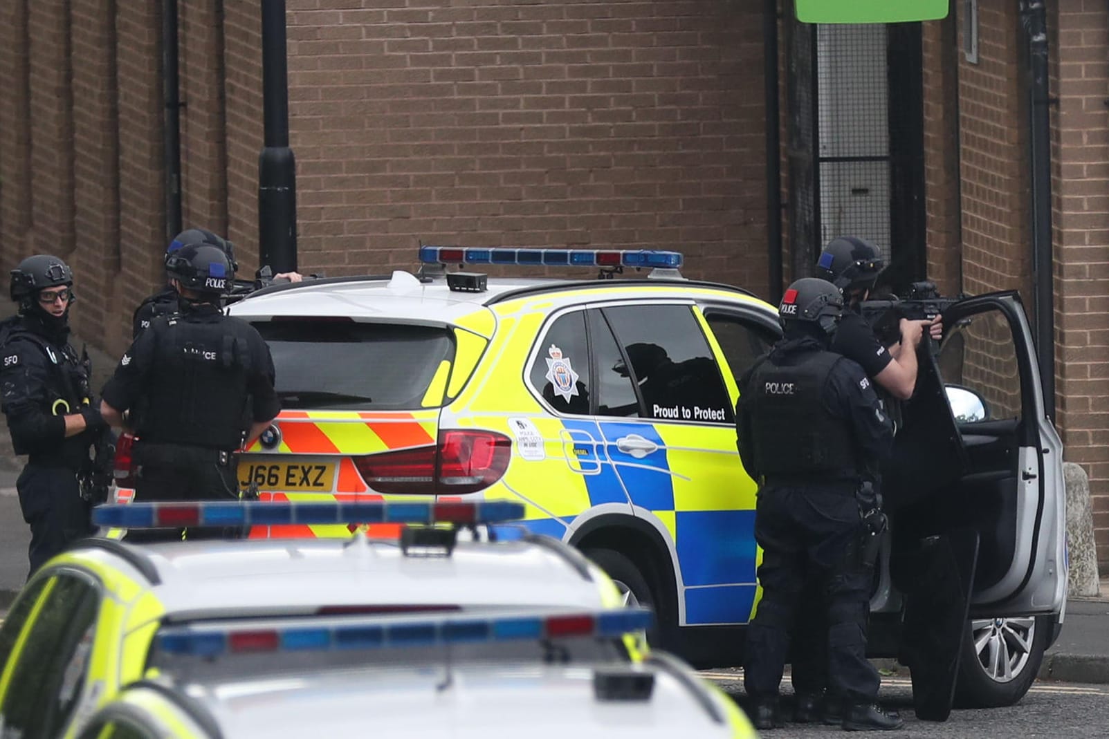 Schwer bewaffnete Polizisten vor dem Jobcenter in Newcastle.